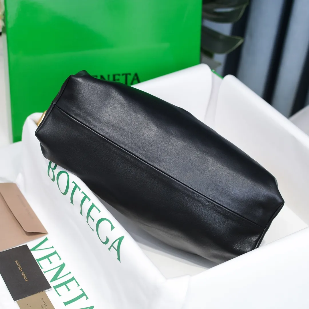 2020 new products will continue to upgrade the cloud bag to the вoттega veneтa chain cloud bag. It is still developed with imported original leather as standard. This hardware chain needs to be light on the upper body and can only be made of all-steel material. It is made of hollowed metal. You don’t have to worry about its weight. Major celebrity fashion bloggers have used it to attend fashion shows. Who can resist the charm of this large gold chain [smile] Style number: 6708# Size: 30*16*12